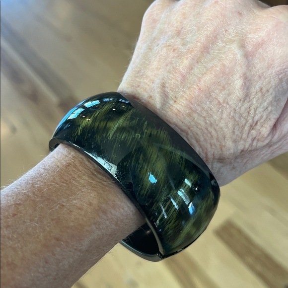 Green Chunky Bangle Bracelet - Picture 3 of 9